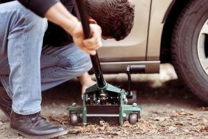 Essential Car Jack Tools for Handling Tire Changes During Travel